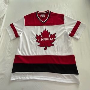 FREE SHORTS/ SNOWCAP CANADA TOP